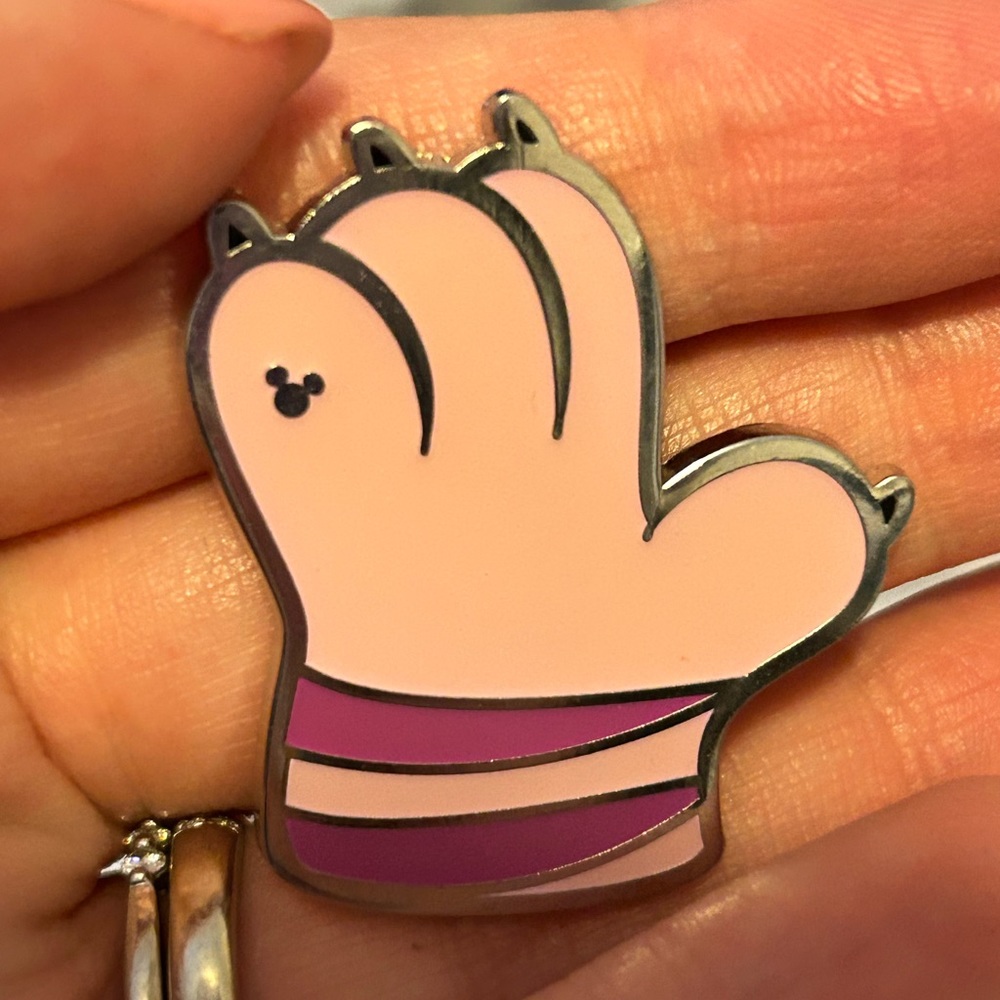 Hong Kong Disneyland Cheshire Cat glove pin
